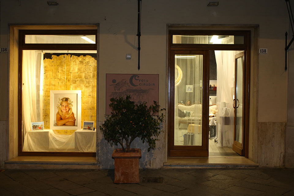 Esterno negozio Foto Claudia a Camaiore