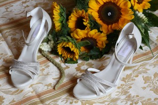 Nozze Emanuele e Elisabetta foto dettagli sposa, sandalo Bellini calzature, bouquet l'Angolo fiorito Capezzano