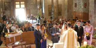 Nozze Emanuele e Elisabetta Badia chiesa romanica Camaiore Toscana, abito sposi Laura la sposa chic, sposo Pignatelli. Addobbi floreali e bouquet l'Angolo fiorito Capezzano