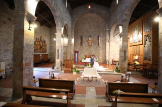 Nozze Emanuele e Elisabetta Badia chiesa romanica Camaiore, Toscana, abito sposi Laura la Sposa chic, sposo in Pignatelli, addobbi floreali e bouquet l'Angolo Fiorito