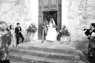 Nozze Emanuele e Elisabetta uscita chiesa Badia chiesa Romanica Camaiore, abito sposi Laura la sposa chic, sposo in Pignatelli, addobbi floreali e bouquet l'Angolo Fiorito