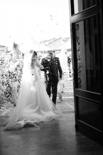 Nozze Alessio e Eleonora momento riso chiesa di Capezzano, abito sposa Laura la sposa chic, Nicole Spose