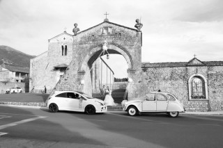 Nozze Emanuele e Elisabetta foto esterni Badia chiesa Romanica Camaiore, abito sposi Laura la sposa chic, sposo in Pignatelli, bouquet l'Angolo Fiorito