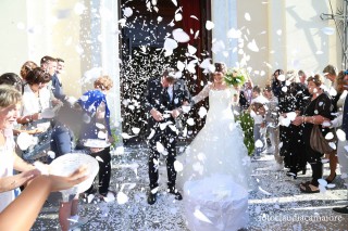 Nozze Alessio e Eleonora momento riso chiesa di Capezzano, abito sposa Laura la sposa chic