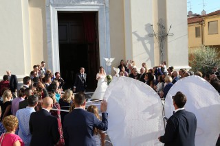 Nozze Alessio e Eleonora momento riso chiesa di Capezzano, abito sposa Laura la sposa chic, Nicole spose