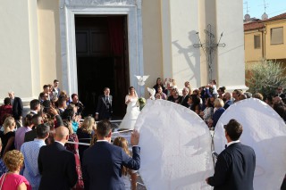 Nozze Alessio e Eleonora momento riso chiesa di Capezzano, abito sposa Laura la sposa chic, Nicole spose