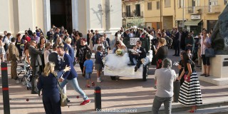 Nozze Alessio e Eleonora piazza chiesa di Capezzano, abito sposa Laura la sposa chic, Nicole Spose