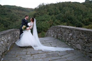 Nozze Alessio e Eleonara foto esterni ponte della Maddalena Diavolo Garfagnana, abito sposa Laura la sposa chic, Nicole Spose
