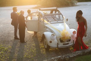 Nozze Emanuele e Elisabetta arrivo ristorante Bernardone Nocchi Camaiore, abito sposi Laura la sposa chic, sposo in Pignatelli bouquet l'Angolo fiorito