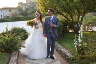 Nozze Emanuele e Elisabetta brindisi sposi ristorante Bernardone Nocchi, Camaiore abito sposi Laura la sposa chic, sposo in Pignatelli, bouquet l'Angolo fiorito