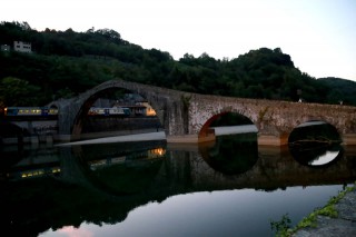 Nozze Alessio e Eleonora foto esterni ponte della Maddalena Diavolo Garfagnana, abito sposa Laura la sposa chic, Nicole Spose