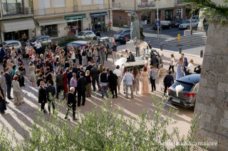 Nozze Alessio e Eleonora piazzale chiesa di Capezzano, abito sposa Laura la sposa chic, Nicole Spose