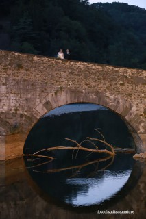 Nozze Alessio e Eleonora foto esterni ponte della Maddalena Diavolo Garfagnana,abito sposa Laura la sposa chic, Nicole Spose