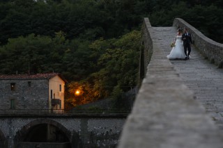 Nozze Alessio e Eleonora foto esterni Ponte della Maddalena Diavolo Garfagnana, abito sposa Laura la sposa chic, Nicole Spose