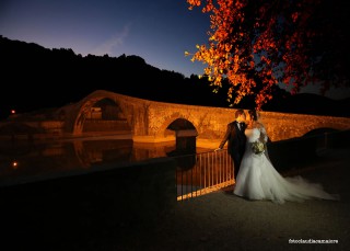 22-Nozze Alessio e Eleonora foto esterni ponte della Maddalena Diavolo Garfagnana, abito sposa Laura la sposa chic, Nicole Spose