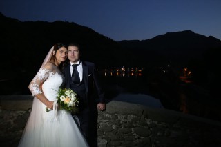 23-Nozze Alessio e Eleonora foto esterni Ponte del Della Maddalena Diavolo Garfagnana, abito sposa Laura la sposa chic